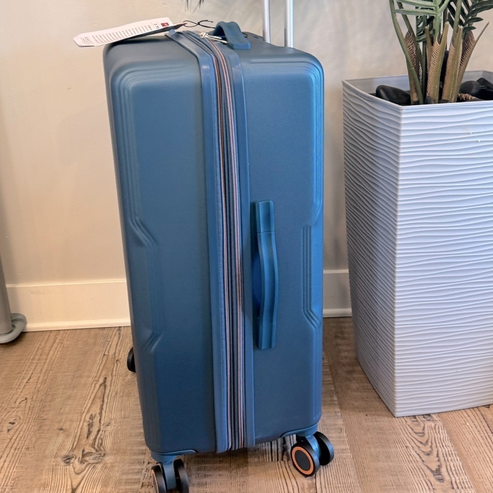 Tag Gateway Piece Hard side Spinner 20“ Luggage suitcase $439 - Picture 5 of 8